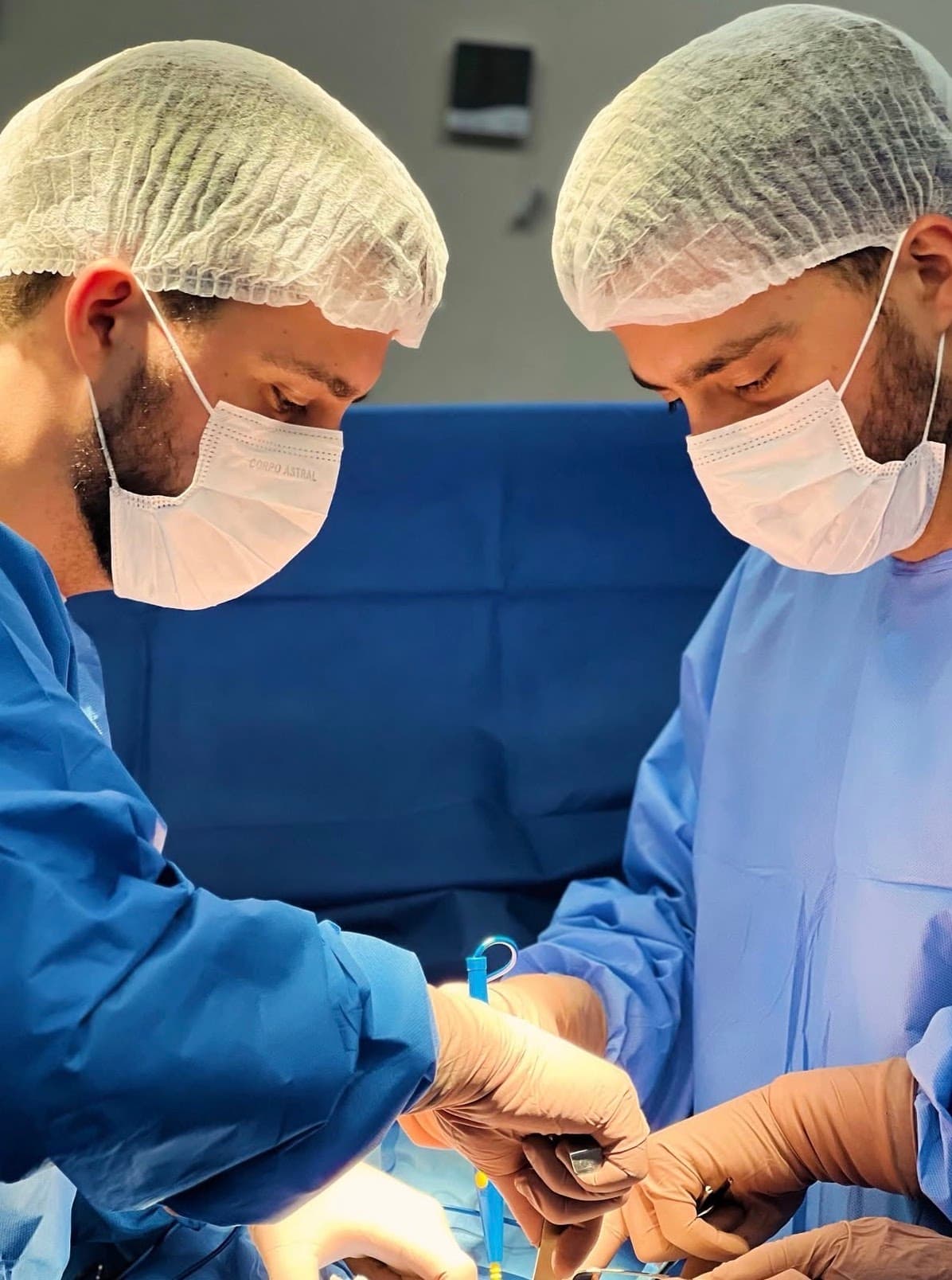 Médico analisando exames